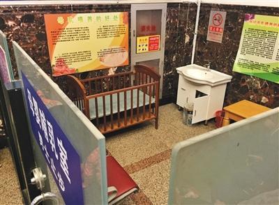 中国侨网2015年12月1日,北京站候车室内的母婴哺乳室,有婴儿床、洗手池等设施。资料图片/新京报记者 薛珺 摄