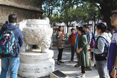 中国侨网2017年10月,北京石刻艺术博物馆馆员在研究之余还免费为观众讲解。据悉,新出台的《博物馆服务规范》对博物馆讲解服务作出规范,要求讲解员讲解时应与观众互动交流,并解答观众问题。新京报记者 浦峰 摄