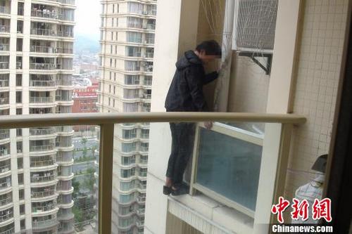 中国侨网5月22日清晨，在福建泉州一小区，一名14岁少年爬到16楼护栏外欲轻生。消防供图