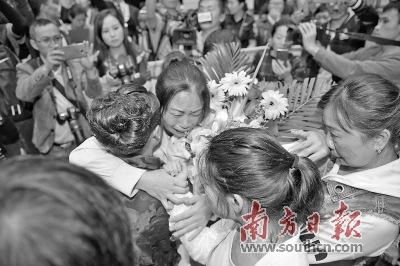 中国侨网相见一刻，林珍妹和家人都忍不住抱头痛哭。