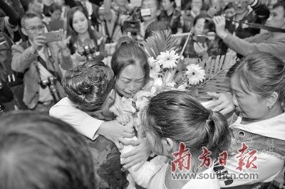 中国侨网相见一刻,林珍妹和家人都忍不住抱头痛哭。