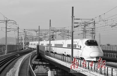 中国侨网试运行列车行驶在江湛铁路上，时速达200km/h。杨兴乐 摄