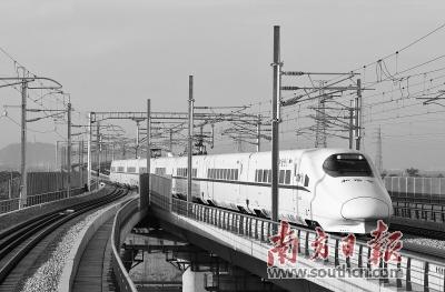 中国侨网试运行列车行驶在江湛铁路上,时速达200km/h。杨兴乐 摄