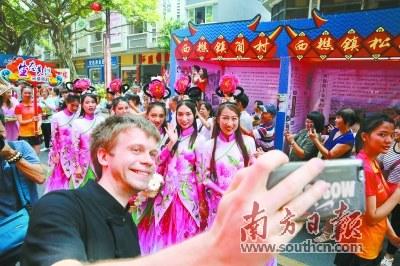 中国侨网大仙诞庙会吸引外国友人前来体验。 钟梓泓 摄