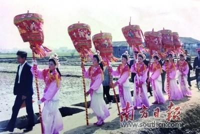 中国侨网这张拍摄上世纪90年代初潮汕民俗活动的照片,是林凯龙的得意之作。受访者供图