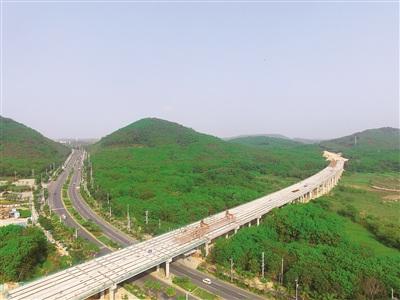 中国侨网建设中的万宁至洋浦高速公路与屯琼高速公路交叉点。省交通工程建设局 供图