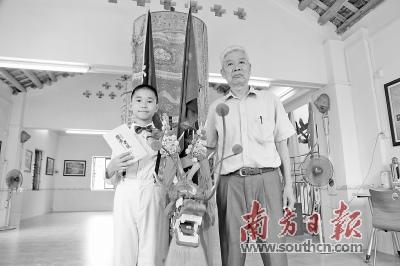 中国侨网潘艺与盐步老龙礼俗文化传承人邵钜熙一起拍摄视频。