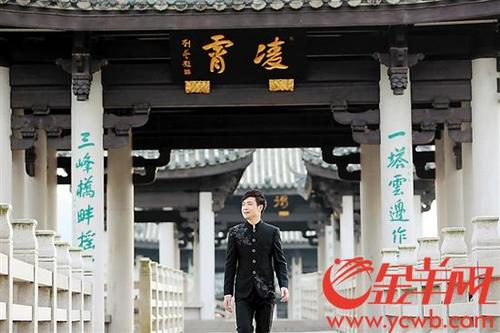 中国侨网元朝走在潮州广济桥上，他致力于通过原创音乐推广家乡文化。