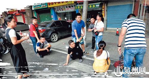 中国侨网民警清晨突击，抓获正在吃早餐的多名“医托”。（图片来源：泉州网）