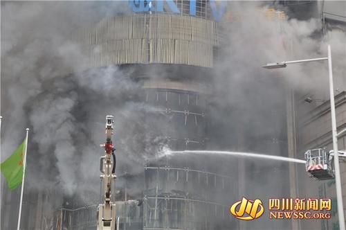 四川达州通报市场火灾情况:消防装备合围阻火