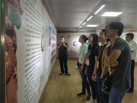 中国侨网6月4日，菲律宾仑峰(大仑)同乡会组织30多名在菲华裔青少年回乡寻根谒祖。
