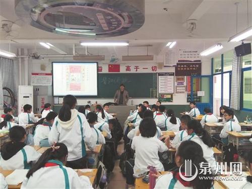 中国侨网杨银平在侨批美术课上。