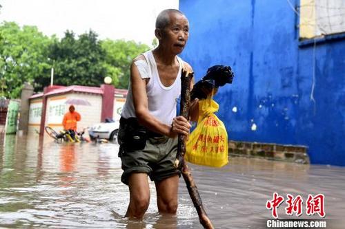中国侨网 8日,台风“艾云尼”(热带风暴级)两次登陆广东,带来持续性强降水,致广东多地挂起暴雨红色预警。 陈骥旻 摄