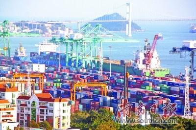 中国侨网如今的汕头港，已成为“一带一路”15个重点建设港口之一。图为汕头港珠池港区。本版摄影：杨立轩