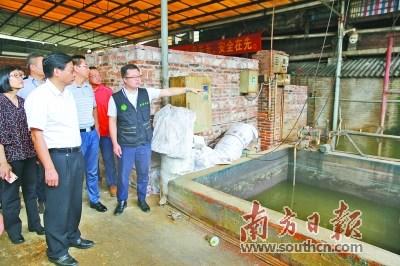 中国侨网佛山市环保局局长杨永泰带队突击检查被市民投诉的污染企业。佛山市环保局供图