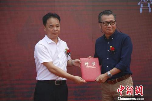 中国侨网15日,台湾知名收藏家、营建专家吴传治(右)受聘为泉州美食城营建艺术总顾问。 陈龙山 摄