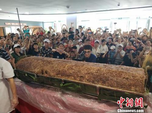 中国侨网图为千斤巨粽展示与＂开吃＂现场。　宋秀杰　摄