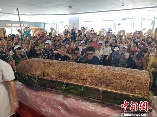 中国侨网图为千斤巨粽展示与"开吃"现场。 宋秀杰 摄