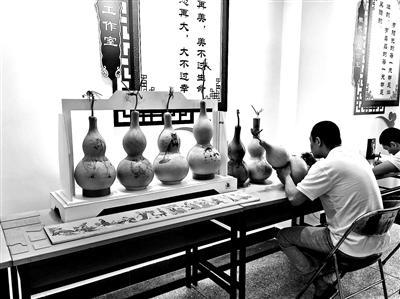 中国侨网戒毒人员在橄榄叶工作室创作工艺品 供图/市公安局