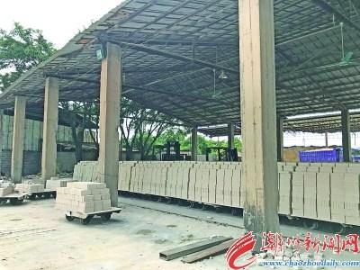 中国侨网在湘桥区意归公路中段的陶瓷废物综合回收处理消纳场,陶瓷废料经过加工变成建筑砖条。 本报记者 李旸暄 摄