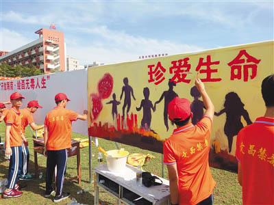 中国侨网6月22日,文昌市举办“开放海南·绘画无毒人生”万人彩绘活动。