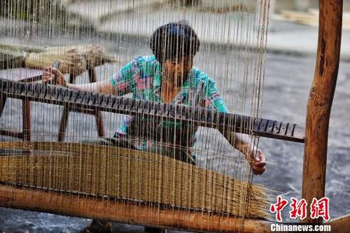 中国侨网图为村民手工编织草席。　陈秀容 摄