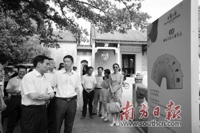中国侨网佛山地方立法三周年图片展在禅城区兆祥法制公园开展。 唐梦 摄  