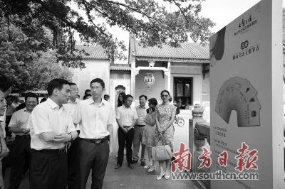中国侨网佛山地方立法三周年图片展在禅城区兆祥法制公园开展。 唐梦 摄