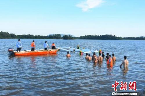 中国侨网 7月4日下午，一架水陆两栖的小型飞机在例行飞行训练时失事坠入万宁水库中。　王蕾　摄