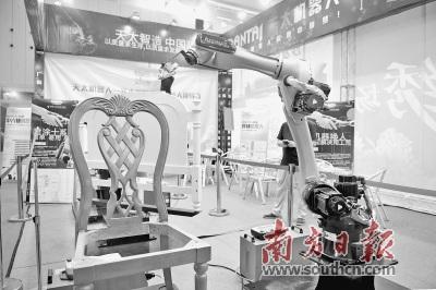 中国侨网展会现场，天太机器人展示运用于实木家具生产线上的喷涂机器人。