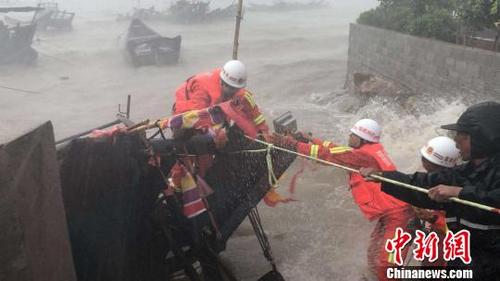 中国侨网连江县筱埕消防中队的7名官兵冒着14级的风力将一名被困渔民成功转移上岸。随后，他们又救出困在距离岸边100多米处的另一艘渔船上的两名渔民。　阮旭宁　摄