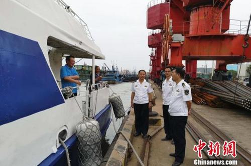 中国侨网正在港区内避风的泉金航线运营船舶——蓬江轮。　王黎　摄