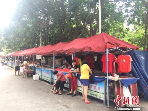中国侨网福建晋江设立“便民服务点”,解决摊贩占道经营老大难问题,让整个城市有温度有活力,图为青新社区便民服务点。 牛效礼 摄