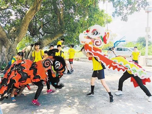 中国侨网在开平仓东学习舞狮。