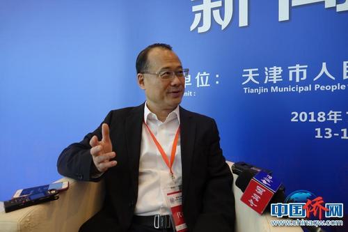 中国侨网图为香港新华集团主席、香港中华总商会会长蔡冠深谈投资经营。 7月13日，由天津市人民政府、国务院侨务办公室共同主办的“2018中国·天津华侨华人创业发展洽谈会暨世界侨商项目与商品博览会”在天津梅江国际会展中心举行。大会以 “万侨创新、合作发展” 为主题，汇集了海内外重要嘉宾1300余人前来参加。活动期间，中国侨网邀请多位知名华商，就多领域热点进行访问。 周欣嫒 摄