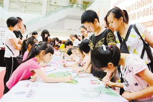中国侨网在百米画卷涂鸦活动现场，小朋友们忙得不亦乐乎。 黎禹君 摄