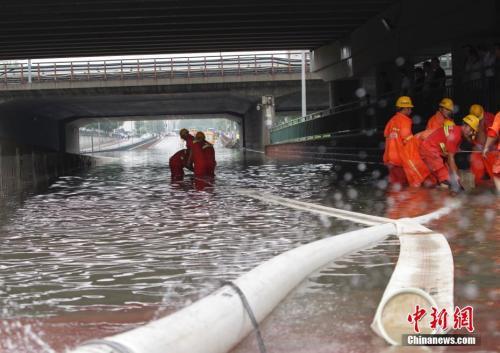中国侨网7月16日，受北京暴雨影响，昌平回龙观地区部分路口、路段出现不同程度积水。中新社记者 贾天勇 摄