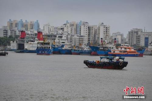 中国侨网在海口新港码头一艘渔船正在回港避风。骆云飞 摄