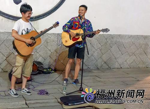 中国侨网街头艺人现场表演。(图片来源:福州新闻网)