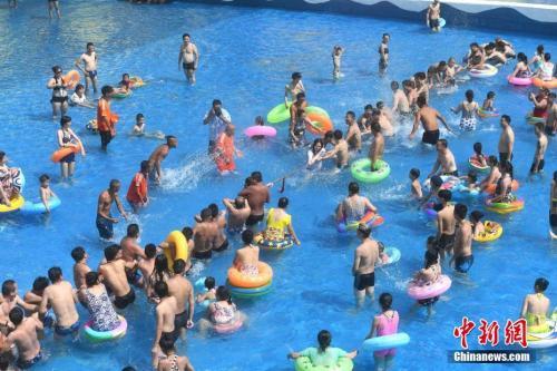 中国侨网7月19日，重庆市民在水上公园消暑，当日，重庆市气象局发布“高温红色预警”信号。杨孝勇 摄