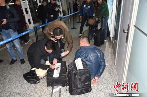 中国侨网浙江青田警方破获一起特大“地下钱庄案” 齐黎军 摄