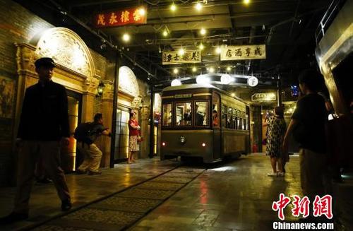 中国侨网行驶的“老上海”街头的“铛铛车”。　汤彦俊　摄