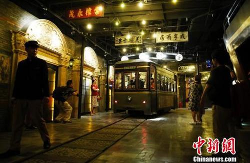 中国侨网行驶的“老上海”街头的“铛铛车”。 汤彦俊 摄