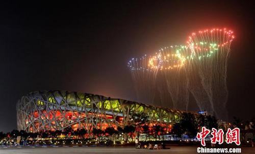 中国侨网8月9日，北京奥林匹克公园“十八景”正式发布。图为“十八景”之一鸟巢圆梦。　刘英毅　摄