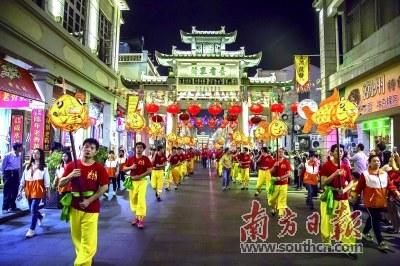 中国侨网牌坊街文化巡游特色文化活动，吸引八方游客。谢木鑫 摄