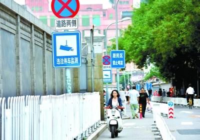 中国侨网昨天(14日)，煤渣胡同道路全面落实禁停，两侧有多处禁停标识和监测设施。本报记者 和冠欣摄