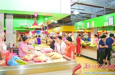 中国侨网去年(2017年)下半年,潮州城区十大肉菜市场改造提升工程全面启动。图为改造后的西门市场硬件设施完善,软件管理规范。 本报记者 陈宏文 摄