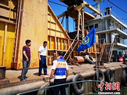 中国侨网图为宁波海事局执法人员开展防台现场检查。