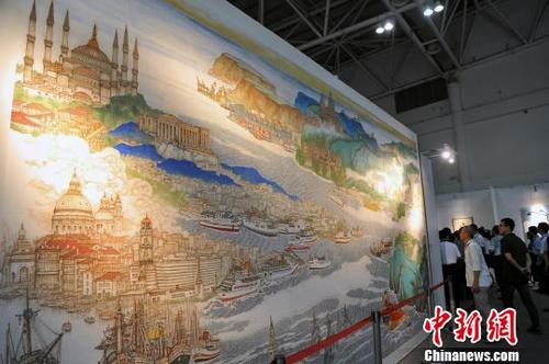 中国侨网8月17日，美术爱好者在观赏由著名画家郑百重创造的巨幅国画《海上丝路新篇章》。　张斌　摄
