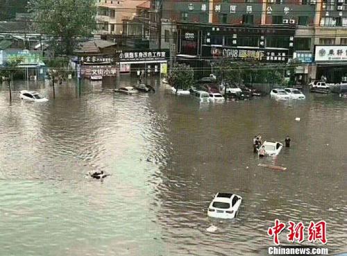 中国侨网河南省夏邑县城区严重积水，大量小型汽车抛锚。　徐栋　摄